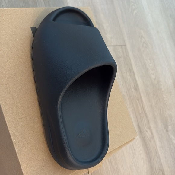 Yeezy Slides - Picture 3 of 3